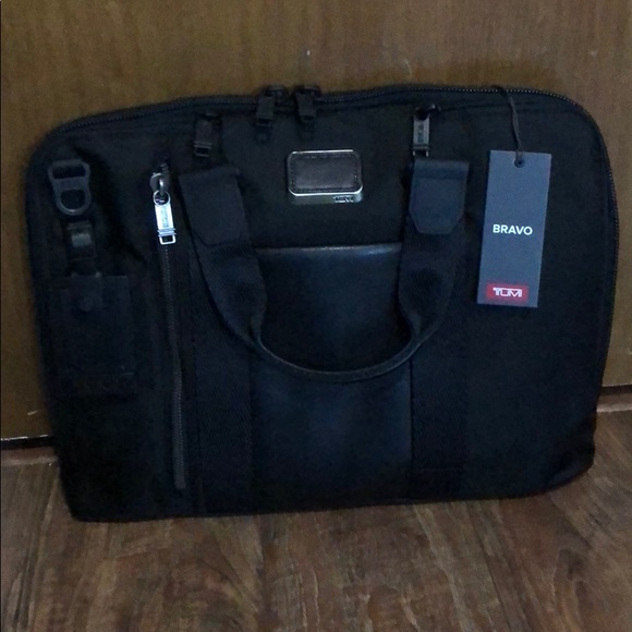 tumi aviano slim brief